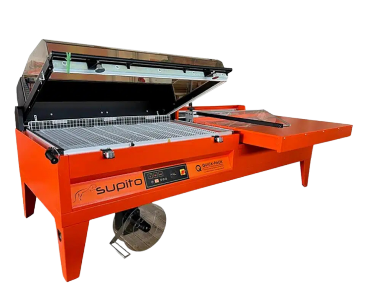 Orange QUICK-PACK Verpackungsmaschine mit Skinfolie-Behandlung, präziser Schneidetechnik und Edelstahlförderband auf grauem Hintergrund.
