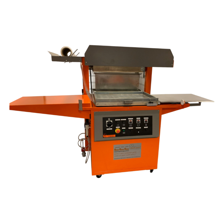 Orange Verpackungsmaschine mit Skinfolie-Rolle, Steuerpanel und Conveyor-Band auf grauem Hintergrund.