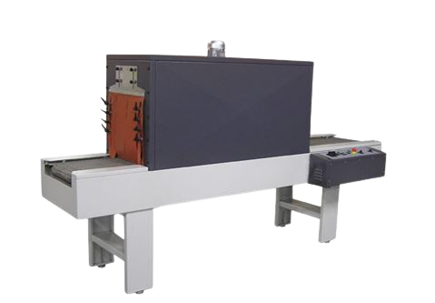 Industrielle Verpackungsmaschine von QUICK-PACK mit Schrumpffolien-Tunnel, Skinfolie-Technik und roter Transportbänderaufteilung auf metallischen Beinen vor grauem Hintergrund.