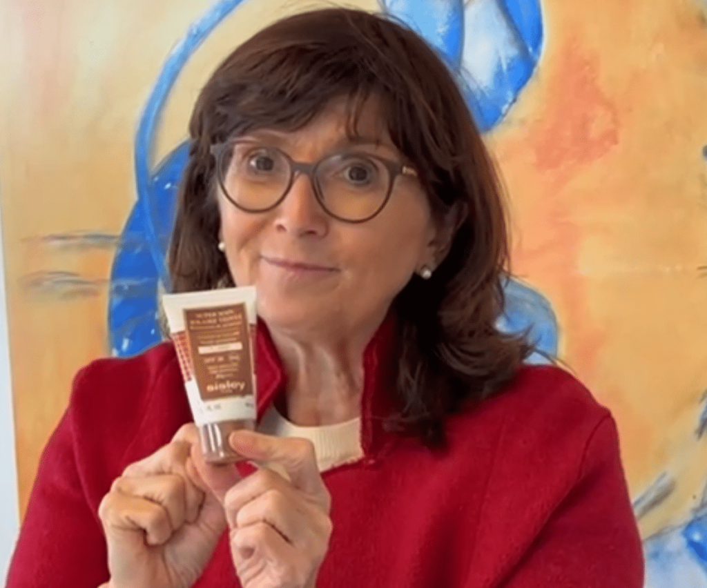 Cornelia Kehrer mit Sonnencreme in Sleevefolienverpackung