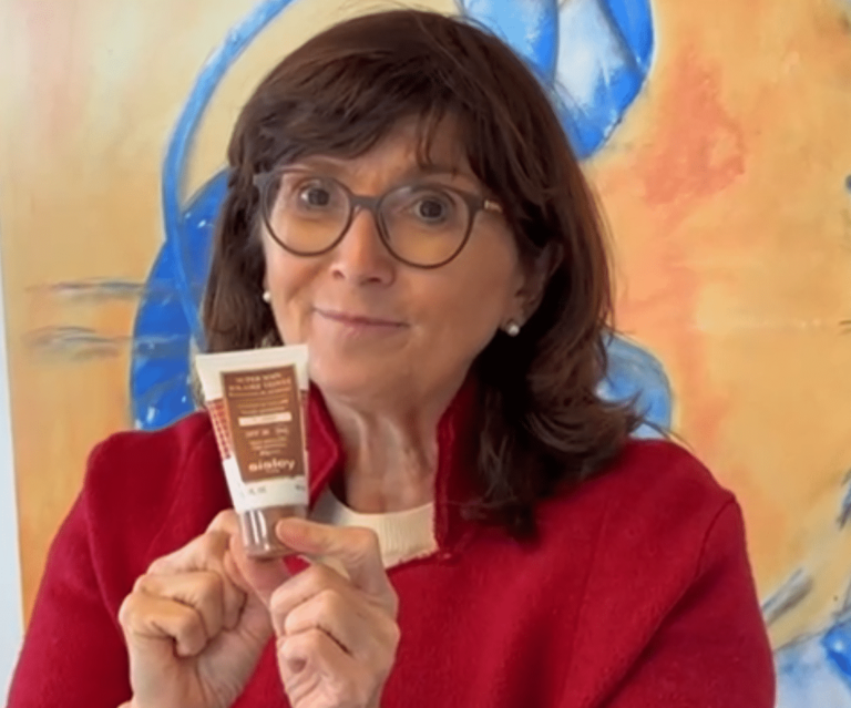 Cornelia Kehrer mit Sonnencreme in Sleevefolienverpackung