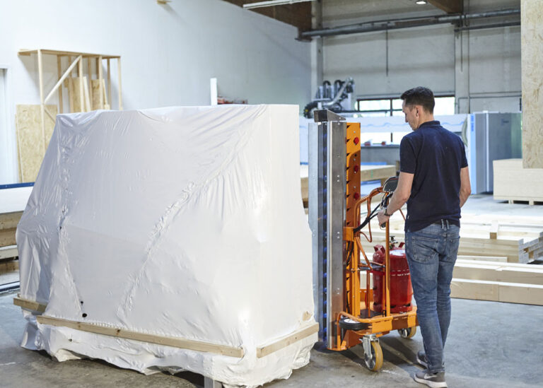 Massivholz in Abbundfolie verpackt