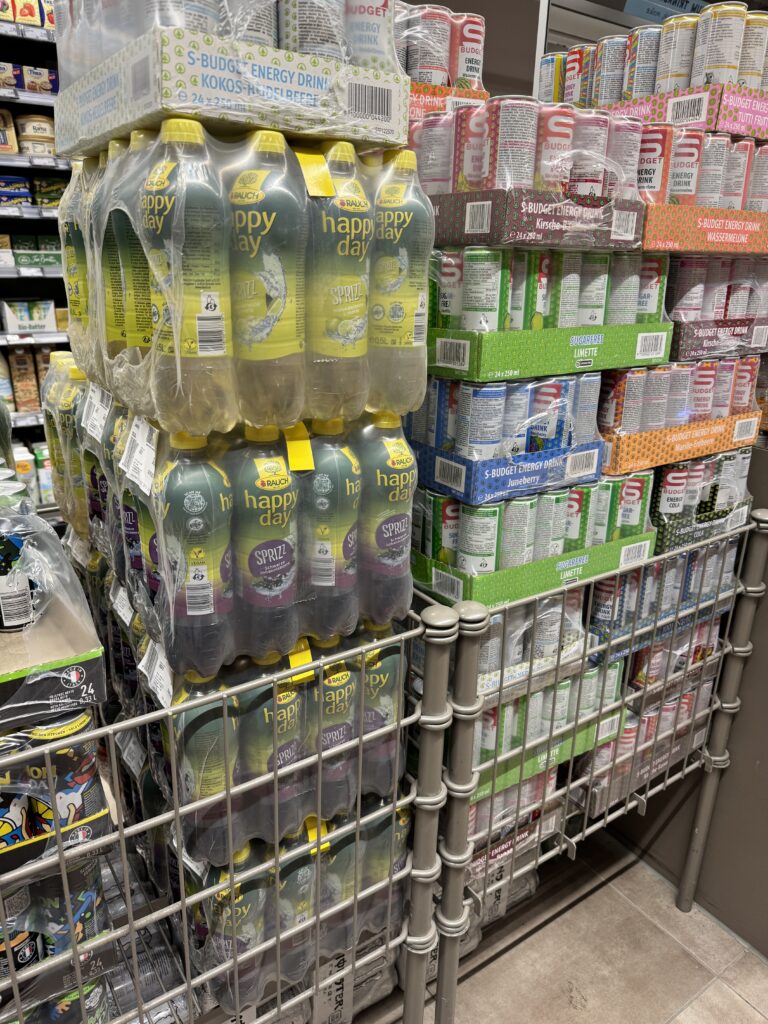 Getränkeflaschen sind in Bündelpacks in einem Supermarkt aufgebahrt