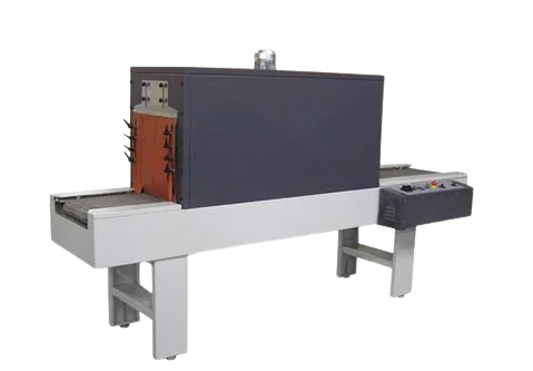 Industrielle Verpackungsmaschine von QUICK-PACK mit Schrumpffolien-Tunnel, Skinfolie-Technik und roter Transportbänderaufteilung auf metallischen Beinen vor grauem Hintergrund.