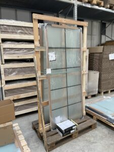 Eine in Plastikfolie verpackte Glasscheibe